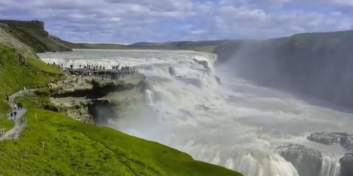 Gullfoss càng nổi tiếng vì nó là thác đôi.