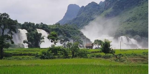 Nhìn từ xa, thác nước đổ xuống như mây bay.