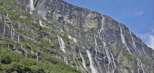 Vinnufossen với nhiều vách đá, cộng với độ chảy siết của con sông Vinnu, dòng nước ở đây trở nên cực kỳ hung dữ. Nhưng nó lại tạo nên một vẻ đẹp hùng vĩ.