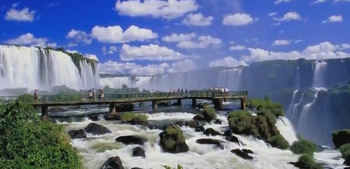 Trong Iguazu có những dòng nước chảy siết cùng những vách đá kỳ thú đã tạo nên một kỳ quan với vẻ đẹp tuyệt vời.