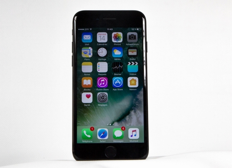 1 - iPhone 7. Pháp là một trong những thị trường ghi dấu thành công đối với các mô hình điện thoại thông minh của hãng Apple. Do đó, không có gì ngạc nhiên khi  mô hình iPhone mới nhất lại luôn ở vị trí đầu tiên trong danh sách các công nghệ được tìm kiếm nhiều nhất, mặc dù thiết bị đã không thực sự đem đến cuộc cách mạng cho phân khúc điện thoại thông minh cao cấp.