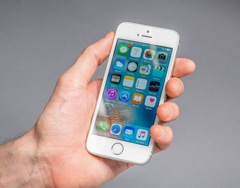 2 - iPhone SE. Nhỏ gọn, mạnh mẽ nhưng giá cả rất phải chăng, phiên bản “giá rẻ” của iPhone đã đánh trúng tâm lý của những fan công nghệ cao. Với mô hình này, Apple đã thành công trong việc xâm nhập vào phân khúc thị trường mới của họ. 