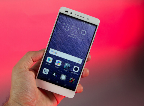 8 - Honor 7. Các điện thoại thông minh Honor đang được ưa chuộng. Honor 7, phiên bản năm ngoái của dòng sản phẩm này cũng có vị trí 10 xu hướng công nghệ cao Google. Với màn hình tuyệt đẹp và thiết kế tinh tế, mô hình điện thoại thông minh này này có nhiều điểm mạnh với giá chưa đến 300 euro. 