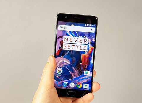10 - OnePlus 3. Một smartphone có thông số kỹ thuật cao cấp chỉ với giá 399 euro. OnePlus đã thực hiện được cú huých với sản phẩm mới của mình. Giống như Honor, OnePlus 3 chỉ được bán trực tuyến và cũng thật hợp lý khi sản phẩm này trở thành một trong những mô hình được tìm kiếm nhiều nhất trên Google. OnePlus 3T, thiết bị thay thế OnePlus3,  mạnh mẽ hơn và tuổi thọ pin bền hơn.