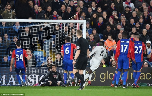 Ibrahimovic thừa nhận dùng tay chuyền bóng cho Pogba ghi bàn!