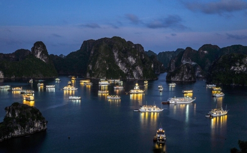 Tàu nghỉ đêm trên vịnh Hạ Long
