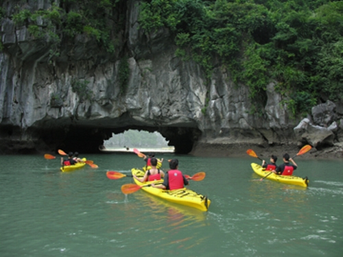 Chèo thuyền Kayak qua hang Luồn
