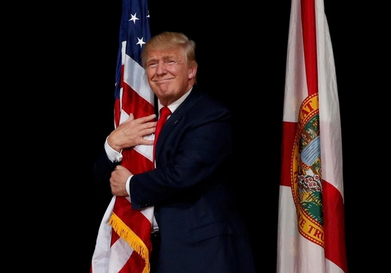 Cú nhảy xa nhất trong danh sách thuộc về Tổng thống đắc cử Donald Trump. Từ vị trí thứ 72 năm ngoái, ông vươn thẳng lên vị trí thứ 2 trong bảng xếp hạng của Forbes sau chiến thắng bất ngờ trong cuộc bầu cử Mỹ. Mới đây, tạp chí Time cũng vừa bình chọn Trump là nhân vật của năm.