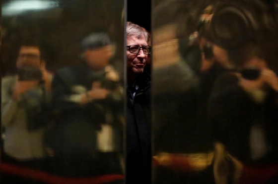 Tổng giám đốc Microsoft Bill Gates là doanh nhân đầu tiên xuất hiện trong top 10. Một trong những tiêu chí đánh giá của Forbes là lượng vốn mà các nhân vật kiểm soát trong tay, dù là nguyên thủ hay giám đốc doanh nghiệp.