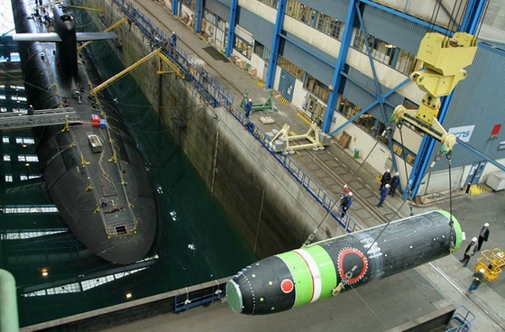 M51 thế hệ tên lửa SLBM tiếp theo của Pháp được đưa vào trang bị từ năm 2010 và dần thay thế cho M45. Một quả tên lửa M51 có thể mang theo từ 6-10 đầu đạn hạt nhân TN 75 có sức công phá lên tới hơn 100kt cho mỗi đầu đạn. Tuy nhiên ở phiên bản M51 thế hệ 2, TN 74 lại được thay thế bằng mẫu đầu đạn TNO được đánh giá sở hữu sức mạnh và độ chính xác cao hơn với 150kt độ sai lệch so với mục tiêu chỉ từ 150-200m.
