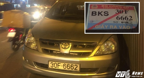 Xe gắn thẻ ra vào Bộ Công an đậu ngược chiều giờ cao điểm