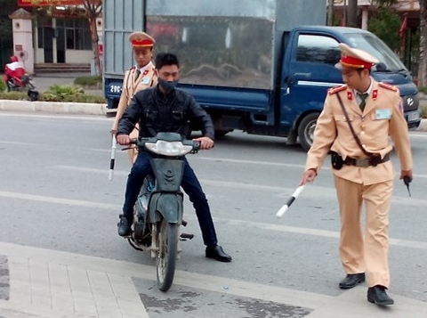 Không đội mũ bảo hiểm còn thách thức cảnh sát