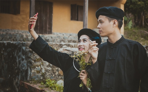 Ngoài thưởng thức vẻ đẹp thiên nhiên nơi đây, các bạn còn có cơ hội thưởng thức các loại quả núi rừng như mơ, đào..., các món ăn đặc sản như bánh cao bằng, thịt lợn rừng quay...