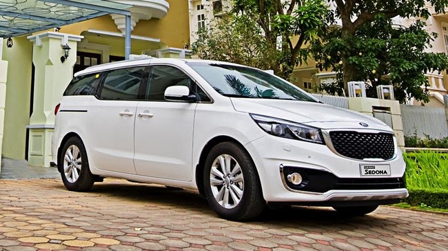 2. Kia Sedona (giảm 127 triệu đồng):Tiếp bước Mazda, Kia cũng đưa ra mức giảm giá lớn cho một số mẫu xe lên tới hơn 100 triệu đồng. Trong đó, Kia Sedona được giảm giá lớn nhất lên tới 127 triệu đồng từ mức giá 1,16 tỷ đồng đến 1,388 tỷ đồng hiện tại.
