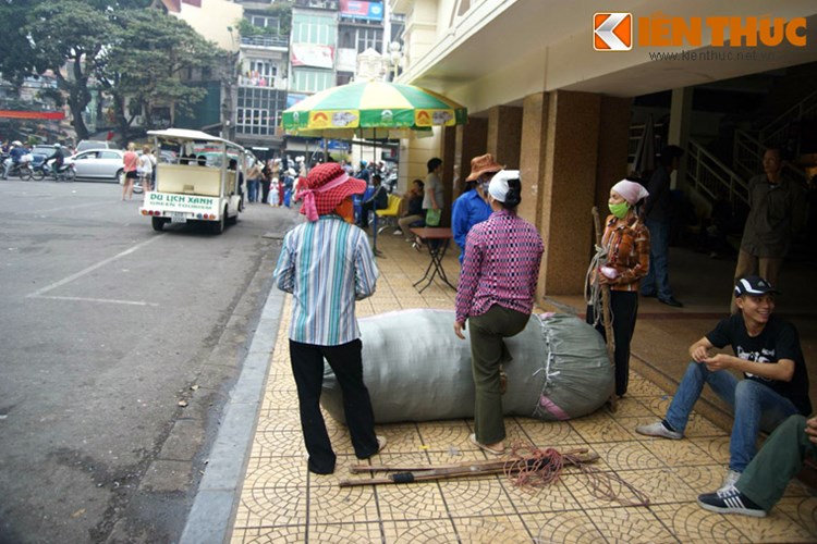 Noi dien ra tran danh ac liet nhat Toan quoc khang chien-Hinh-3 Sau nhiều ngày chiến trận giằng co, quân Pháp tập trung lực lượng chuyển hướng tiến công vào khu chợ Đồng Xuân với ý đồ sau khi chiếm được khu chợ Đồng Xuân có thể chọc thẳng vào trung tâm Liên khu I từ Hàng Đường xuống Hàng Ngang – Hàng Đào ra tới bờ hồ Hoàn Kiếm cắt Liên khu I thành hai mảnh.