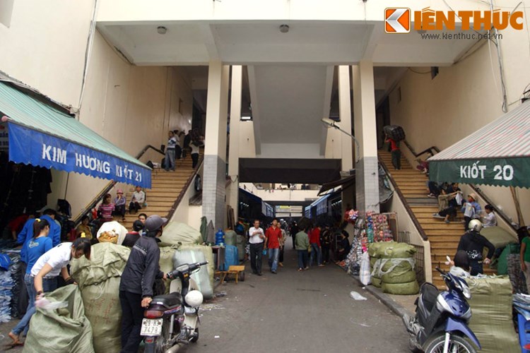 Cuộc chiến đấu không cân sức diễn ra vô cùng ác liệt và kéo dài trong nhiều giờ đồng hồ. Trước tinh thần chiến đấu oanh liệt của chiến sĩ Tiểu đoàn 101, ba xe bọc thép bị phá hủy, gần 200 tên địch đã bị tiêu diệt và bị thương; sau ba đợt tấn công, đến tối địch mới chiếm được dãy số chẵn phố Hàng Chiếu và Hàng Mã.