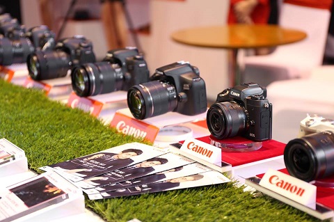 Các máy ảnh khác cùng dòng không gương lật như EOS M3, và EOS M10