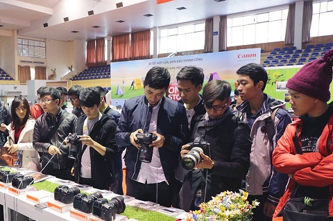 Khách tham quan cùng trải nghiệm
