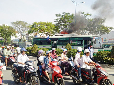  Xe buýt bốc cháy ở phần nóc dữ dội khi đang dừng chờ sửa chữa. 
