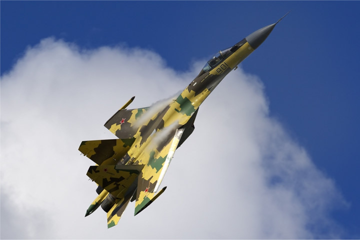 Để đối phó với các chiến đấu cơ địch, siêu tiêm kích S-35 được trang bị rocket dẫn đường bằng laser S-25L cũng như các loại rocket thông thường như S-25, B-8 và B-13 và các loại tên lửa như Vympel, Kh-29, Kh-31 và Kh-59.