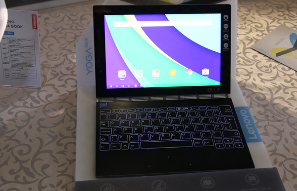 Máy có hai phiên bản, Windows và Android, được bán đồng giá 12,999 triệu đồng.
