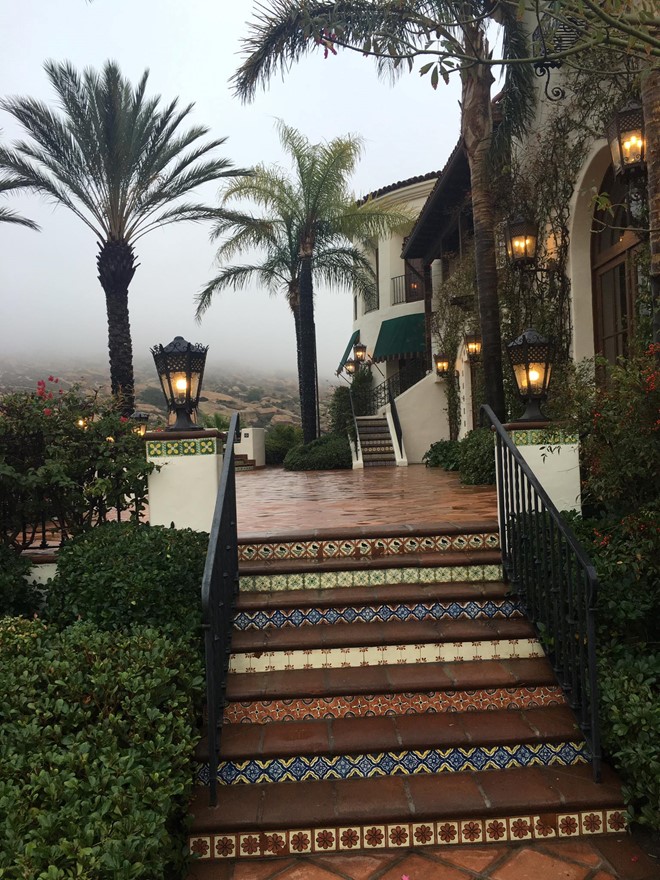 Mặt trước của biệt thự ở California của ông Hoàng Kiều. Tờ Vcstar cho biết biệt thự này rộng 17.000 m2, trước đây thuộc sở hữu của tỷ phú Texas - David Saperstein. Ông David từng tham vọng biến nơi đây trở thành khu phức hợp nghỉ dưỡng và khách sạn, đủ cho thấy tòa biệt thự này hoành tráng đến đâu. 