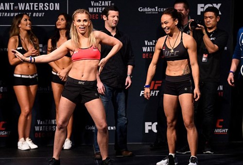 Sau màn khỏa thân trên bàn cân, Paige trình diễn một điệu nhảy trước ống kính phóng viên. Michelle Waterson (phải) cũng tỏ ra hào hứng...
