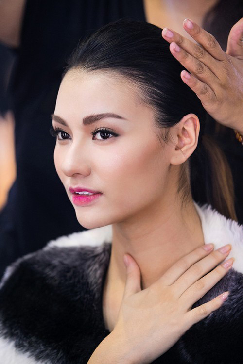 Hồng Quế chia sẻ, sau hơn một năm tạm rời ra sàn catwalk để dưỡng thai và sinh con, lần trở lại này, cô có cảm giác hồi hộp và lo âu như lần đầu trình diễn.