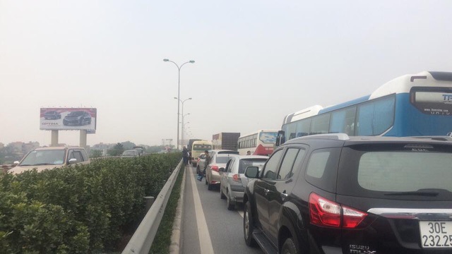 Tắc đường kéo dài tại Pháp Vân - Cầu Giẽ vì vụ cháy xe