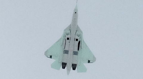 Máy bay chiến đấu T-50 của Nga được cho là là đối thủ đáng gờm nhất của mãnh thú F-22 Raptor của Mỹ. Thậm chí, theo một số chuyên gia quân sự, T-50 của Nga còn có một số ưu điểm vượt trội hơn so với tiêm kích tối tân của Mỹ. Ví dụ như, T-50 của Nga có khả năng hoàn thành các thao tác chiến đấu trong mọi chế độ làm việc của động cơ trong khi F-22 của Mỹ lại không có được điều này. T-50 của Nga còn có lợi thế về giá thành khi rẻ hơn gần 3 lần so với F-22 của Mỹ. Bộ Quốc phòng Nga có kế hoạch mua ít nhất một phi đội T-50 vào năm sau.
