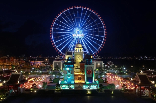 Từ ngày 19/12, Asia Park bắt đầu khoác áo mới từ khu vực cổng thành cho đến vòng quay Sun Wheel. Sắc đỏ - trắng – xanh đặc trưng mùa Noel phủ lên khắp không gian công viên những gam màu tươi vui, ấm áp.  Bước qua cổng chào lộng lẫy với dòng chữ Happy New Year, du khách sẽ check – in bên cây thông Noel phủ tuyết trắng xóa, được trang hoàng bởi những chùm chuông xanh đỏ rực rỡ sắc màu, cùng với ông già Noel và người tuyết ngộ nghĩnh.