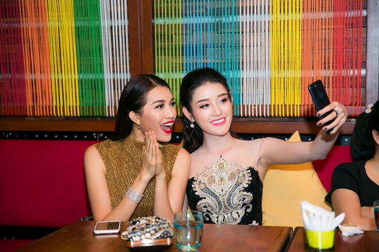 Tại sự kiện, Lệ Hằng gặp gỡ đồng nghiệp và bạn bè thân thiết. Trong đó, cô dành thời gian trò chuyện và chơi đùa cùng Á hậu Việt Nam 2014 Huyền My. Do không có nhiều cơ hội gặp gỡ, cả hai chụp một vài kiểu ảnh ghi lại kỷ niệm.