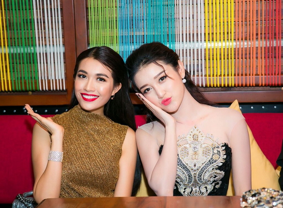 Hai Á hậu cùng rạng rỡ, tươi cười vào ống kính máy ảnh. Huyền My nổi bật với vẻ ngọt ngào, nữ tính toát lên từ khuôn mặt và nụ cười. Trong khi đó, Lệ Hằng gây ấn tượng với vẻ gợi cảm đặc trưng kiểu trang điểm nhấn vào màu môi đỏ.
