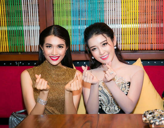 Đặc biệt, cả hai còn cùng thực hiện động tác thả tim bằng ngón tay vô cùng ngọt ngào.