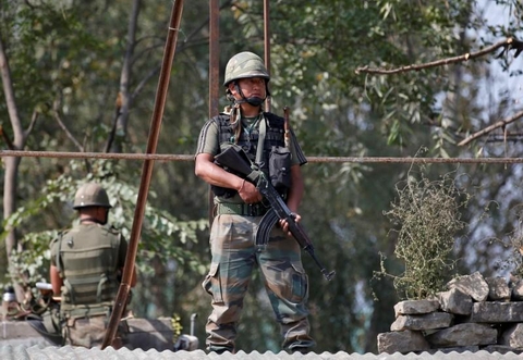 Leo thang cuộc đối đầu giữa Ấn Độ-Pakistan  Biên giới tranh chấp giữa Ấn Độ và Pakistan ở Kashmir là một điểm nóng đáng lo ngại khác ở khu vực Âu-Á và nó có nguy cơ leo thang nhanh chóng. Những cam kết ngập ngừng, không chắc chắn của ông Trump đối với cả Ấn Độ và Pakistan có thể dẫn đấn sự hiểu lầm của cả hai. Kết quả là nếu bên ngào đó quyết định leo thang hành động thì Mỹ và Trung Quốc có thể dễ dàng bị lôi kéo vào một cuộc xung đột.