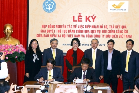Phó Tổng giám đốc Bảo hiểm Xã hội Việt Nam Trần Đình Liệu và Tổng giám đốc Tổng công ty Bưu điện Việt Nam Phạm Anh Tuấn ký hợp đồng nguyên tắc.