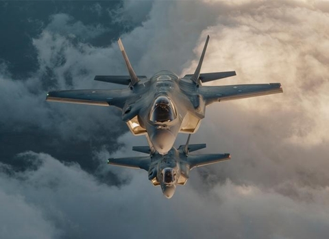 Chiến đấu cơ F-35 do hãng Lockheed Martin thiết kế và phát triển dựa trên phiên bản máy bay X-35 trước đó. Đây là loại chiến đấu cơ tiêm kích đa năng tàng hình hiện đại và cơ động bậc nhất thế giới. Máy bay này được phát triển để thực hiện các nhiệm vụ như tấn công các mục tiêu trên mặt đất, trinh sát và phòng không.