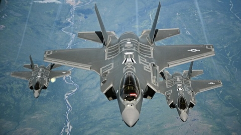 Dự án F-35 được ca ngợi là kỳ tích công nghệ, tạo ra sản phẩm có thể thống trị bầu trời. F-35 có 3 phiên bản khác nhau gồm F-35A, F-35B và F-35C. Trong đó, F-35A có khả năng cất và hạ cánh như máy bay chiến đấu thông thường; F-35B cất và hạ cánh thẳng đứng như trực thăng và F-35C triển khai trên các tàu sân bay.