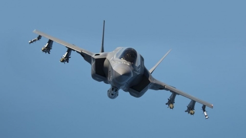 Các thông số kỹ thuật của F-35 cho thấy đây là một thế hệ máy bay tàng hình vượt bậc, với chiều dài khoảng 15m, có sức chứa trong hơn 7.200 lít nhiên liệu và có thể bay với tốc độ lên tới hơn 1.920 km/h. Vũ khí mà F-35 được trang bị cũng hết sức tối tân, bao gồm 1 khẩu pháo GAU-12/U 25 mm - gắn từ 180 quả đạn đến 220 quả đạn tùy phiên bản nâng cấp. F35 được trang bị tên lửa, bom nhiều hơn và một thùng nhiên liệu phụ. Trong thân máy bay, tối đa có 4 tên lửa đối không AIM-120 AMRAAM, AIM-9X Sidewinder hay AIM-132 ASRAAM hoặc 2 tên lửa đối không và 2 tên lửa đối đất.