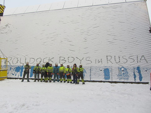 Thuyền viên tàu Rolldock Storm tại cảng St. Petersburg đầu tháng 12.2016, chuẩn bị đưa tàu ngầm Bà Rịa - Vũng Tàu về Việt Nam