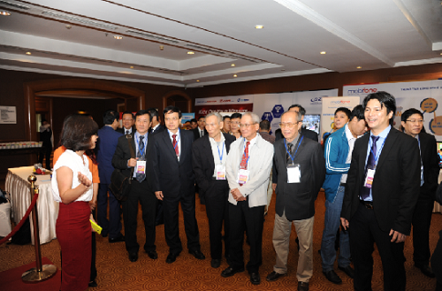 Các Lãnh đạo, Nguyên Lãnh đạo Bộ TT& TT thăm quan các gian triển lãm tại Sự kiện Internet Day 2016
