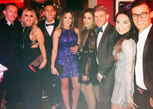 Dàn Wags Liverpool &quot;bốc lửa&quot; dự tiệc Giáng sinh sớm!
