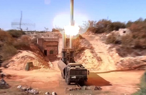 Hệ thống phòng thủ tên lửa ven biển di động K-300P Bastion-P của Nga bắn một quả tên lửa Onix vào mục tiêu là kho vũ khí của nhóm khủng bố Nhà nước Hồi giáo tự xưng (IS) ở Syria