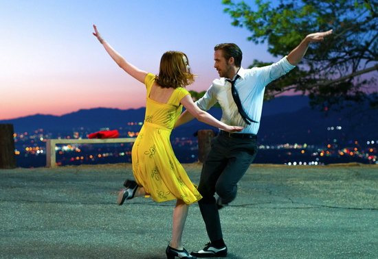 Tác phẩm điện ảnh lãng mạn phỏng theo mô tuýp nhạc kịch LA LA LAND – NHỮNG KẺ KHỜ MỘNG MƠ của đạo diễn Damien Chazelle đang làm mưa làm gió trong cộng đồng mạng và giới phê bình.