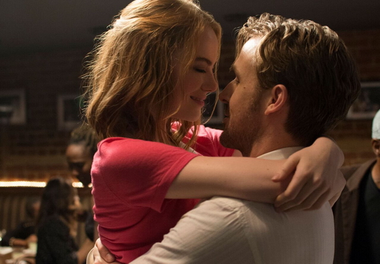 Với sự tái hợp của bộ đôi đình đám Ryan Gosling và Emma Stone và được trợ diễn bởi dàn khách mời tên tuổi như John Legend, Rosemarie DeWitt, Finn Wittrock, Callie Hernandez và Sonoya Mizuno, bộ phim không chỉ dừng lại ở một tác phẩm tình yêu thông thường mà gây ấn tượng bởi một chủ đề luôn được đặt ra trong cuộc sống: làm sao để cân bằng được giữa cuộc sống và nghệ thuật, giữa thực tế và mơ ước, và đặc biệt là giữa tình yêu cho nghệ thuật và tình cảm bạn dành cho người thân yêu. NHỮNG KẺ KHỜ MỘNG MƠ chính là một câu chuyện mà tác giả muốn kể bằng các ca khúc, các vũ điệu và các mẫu trang phục.