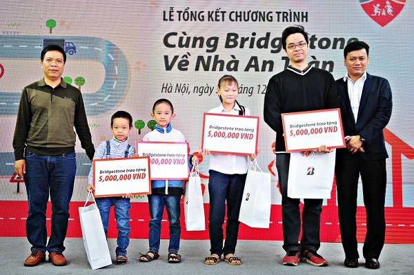 Bridgestone trao tặng 5 phần học bổng cho các em học sinh, sinh viên