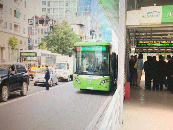 Phạt nặng ô tô lấn làn xe buýt nhanh