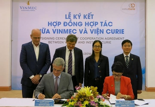 GS Alain Fourquet – GĐ chuyên môn Viện Curie và bà Lê Thúy Anh – Phó TGĐ thường trực Hệ thống Y tế Vinmec ký kết hợp tác.
