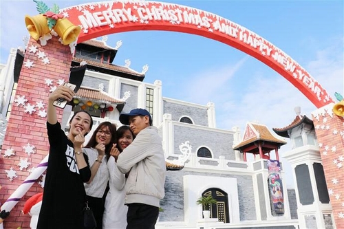  Nắng vẫn rực rỡ trên mọi nẻo đường Đà Nẵng, nhưng chỉ cần đặt chân đến Asia Park, dường như du khách nào cũng cảm nhận được hơi thở của mùa giáng sinh. 