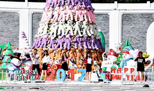 Những họa tiết của mùa noel đã giăng khắp cổng thành. Từng bông tuyết, từng quả chuông, biểu tượng ông già noel cùng những cây kẹo gậy… như truyền tới một thông điệp: Nào cùng chơi, cùng vui ở “Thiên đường giáng sinh”.